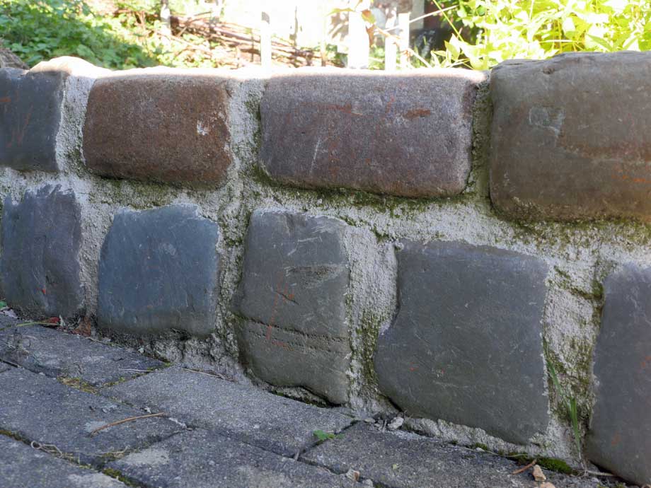 Mauer aus alten Pflastersteinen